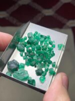 31.85ct Swat Emerald Rough – A Compact Collection of Vivid Green Crystals - Image 2