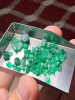 31.85ct Swat Emerald Rough – A Compact Collection of Vivid Green Crystals - Image 3
