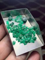 31.85ct Swat Emerald Rough – A Compact Collection of Vivid Green Crystals - Image 4