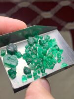 31.85ct Swat Emerald Rough – A Compact Collection of Vivid Green Crystals - Image 5