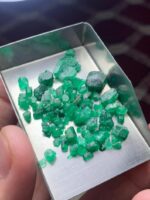 31.85ct Swat Emerald Rough – A Compact Collection of Vivid Green Crystals - Image 7