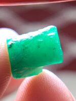 A Bold 6.37 ct Emerald Crystal from Swat Valley - Image 3