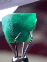 A Majestic Wonder: 4.94 Carat Swat Emerald Crystal - Image 11