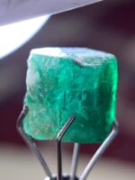 A Majestic Wonder: 4.94 Carat Swat Emerald Crystal - Image 7