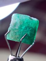 A Majestic Wonder: 4.94 Carat Swat Emerald Crystal - Image 8