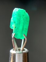 A Touch of Green Elegance: 1.18ct Swat Emerald Crystal - Image 3