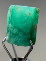 3.25ct Swat Emerald Crystal: A Natural Masterpiece of Precision and Color - Image 2