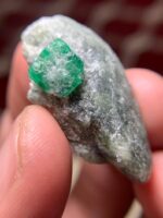 A 38.14ct Swat Emerald Specimen: Striking Form and Classic Green - Image 2