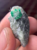 A 38.14ct Swat Emerald Specimen: Striking Form and Classic Green - Image 7