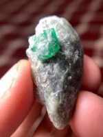 A 38.14ct Swat Emerald Specimen: Striking Form and Classic Green - Image 9