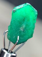 4.80ct Swat Emerald Crystal: Elegant Natural Green Beryl - Image 2