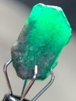 4.80ct Swat Emerald Crystal: Elegant Natural Green Beryl - Image 4