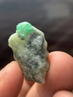 A Rare 24.80 ct Swat Emerald Specimen: Nature’s Green Masterpiece - Image 2
