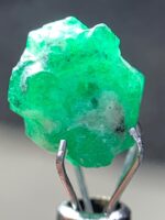 3.85ct Swat Emerald Crystal – Natural Green Beauty in 7x9x8mm - Image 3