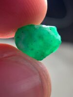 Refined 5.47 ct Swat Emerald Crystal: A Natural Green Treasure - Image 9