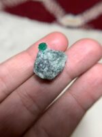 Elegant 17.60-Carat Emerald Specimens: Striking Beauty in a Unique Shape - Image 2