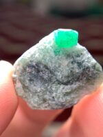 Elegant 17.60-Carat Emerald Specimens: Striking Beauty in a Unique Shape - Image 11