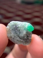 Elegant 17.60-Carat Emerald Specimens: Striking Beauty in a Unique Shape - Image 3