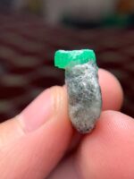Elegant 17.60-Carat Emerald Specimens: Striking Beauty in a Unique Shape - Image 4