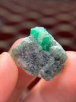 Elegant 17.60-Carat Emerald Specimens: Striking Beauty in a Unique Shape - Image 5