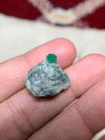 Elegant 17.60-Carat Emerald Specimens: Striking Beauty in a Unique Shape - Image 6