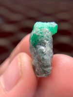 Elegant 17.60-Carat Emerald Specimens: Striking Beauty in a Unique Shape - Image 7