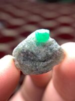 Elegant 17.60-Carat Emerald Specimens: Striking Beauty in a Unique Shape - Image 8