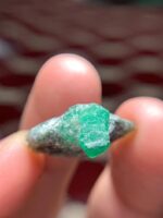 Elegant 17.60-Carat Emerald Specimens: Striking Beauty in a Unique Shape - Image 9