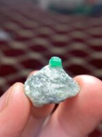 Elegant 17.60-Carat Emerald Specimens: Striking Beauty in a Unique Shape - Image 10