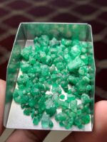53.40 Carat Swat Emerald Rough Lot: Slim Crystals Designed for Precision Cutting - Image 2