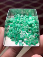 53.40 Carat Swat Emerald Rough Lot: Slim Crystals Designed for Precision Cutting - Image 5