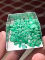 53.40 Carat Swat Emerald Rough Lot: Slim Crystals Designed for Precision Cutting - Image 7