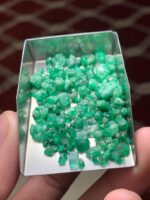 53.40 Carat Swat Emerald Rough Lot: Slim Crystals Designed for Precision Cutting - Image 10