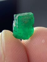 Compact Brilliance: 2.00ct Swat Emerald Crystal with Vivid Natural Color - Image 2