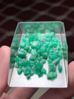 Broad & Bold: 46.50 ct Emerald Rough Lot from Swat Valley - Image 3