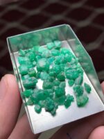 Broad & Bold: 46.50 ct Emerald Rough Lot from Swat Valley - Image 9