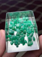 Broad & Bold: 46.50 ct Emerald Rough Lot from Swat Valley - Image 13