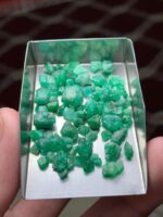 Broad & Bold: 46.50 ct Emerald Rough Lot from Swat Valley - Image 7