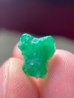3.180ct Swat Emerald Crystal – A Compact Gemstone with Classic Green Brilliance - Image 4
