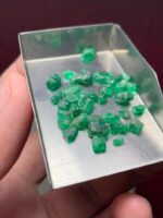 Unique Elegance in Size: 19.90 Carat Emerald Rough Lot from Swat Valley - Image 3
