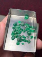 Unique Elegance in Size: 19.90 Carat Emerald Rough Lot from Swat Valley - Image 5