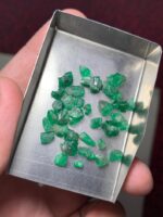 Unique Elegance in Size: 19.90 Carat Emerald Rough Lot from Swat Valley - Image 6