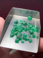 Unique Elegance in Size: 19.90 Carat Emerald Rough Lot from Swat Valley - Image 7
