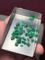 Unique Elegance in Size: 19.90 Carat Emerald Rough Lot from Swat Valley - Image 9