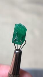 Elegant 4.01 Carat Swat Emerald Crystal: Compact Beauty with Natural Charm - Image 2
