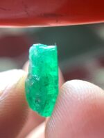 Elegant 4.01 Carat Swat Emerald Crystal: Compact Beauty with Natural Charm - Image 11