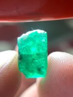 Elegant 4.01 Carat Swat Emerald Crystal: Compact Beauty with Natural Charm - Image 12