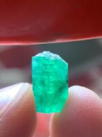 Elegant 4.01 Carat Swat Emerald Crystal: Compact Beauty with Natural Charm - Image 14