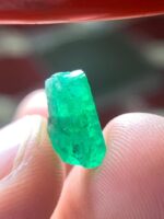 Elegant 4.01 Carat Swat Emerald Crystal: Compact Beauty with Natural Charm - Image 6