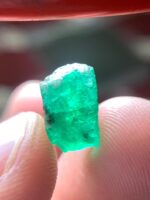 Elegant 4.01 Carat Swat Emerald Crystal: Compact Beauty with Natural Charm - Image 7
